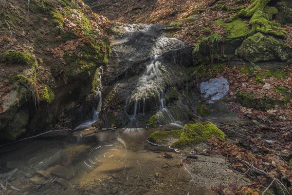 春の晴れた日に Pulcinsky 滝 — ストック写真