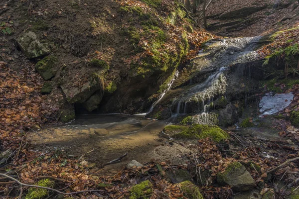 Pulcinsky Wasserfall im Frühling sonniger Tag — Stockfoto