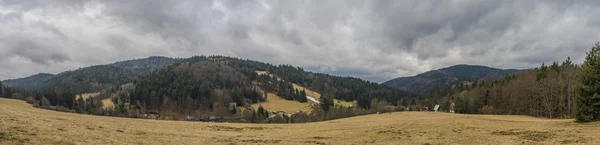 Panorama im slowakischen dorf lamze im frühlingsmorgen — Stockfoto