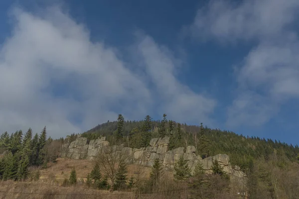 Mooie lentemorgen in Lidečko dorp in de buurt van Certovy rotsen — Stockfoto