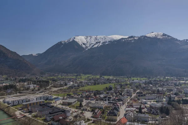 Ebensee meer und stadt in großen alpen — Stockfoto