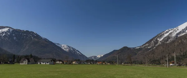By nära Ebensee havet och staden i stora Alperna — Stockfoto