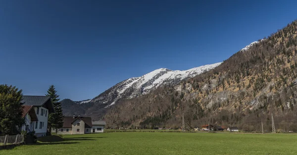 Village près d'Ebensee mer et ville dans les grandes Alpes — Photo