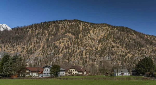 Village près d'Ebensee mer et ville dans les grandes Alpes — Photo