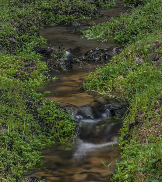 Små spring creek nära Teplicka village — Stockfoto