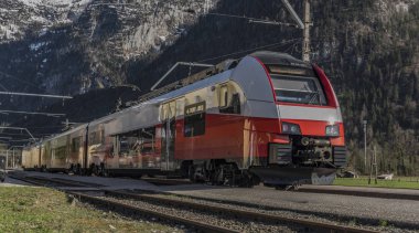 Avusturya Alpleri Dağları'nda kırmızı elektrikli hızlı tren