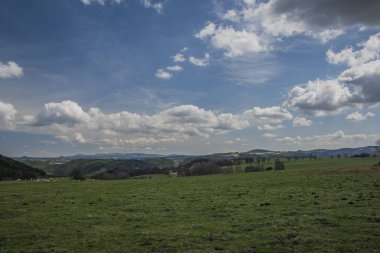 Yüksek Slavkov town yakınındaki çayır ve Mera arazi