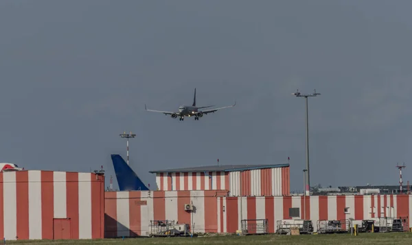 Landing of airplane in capital Prague — Stock Photo, Image