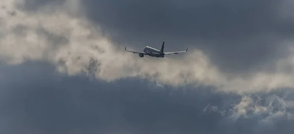 Despegue del avión en Praga capital — Foto de Stock