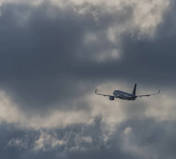 Взлет самолета в столице Праге — стоковое фото