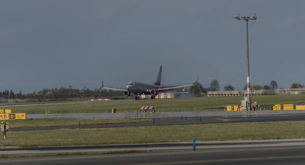 Landing of airplane in capital Prague — Stock Photo, Image