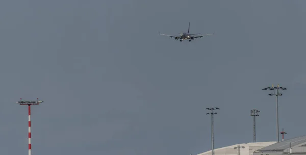 Landing of airplane in capital Prague — Stock Photo, Image