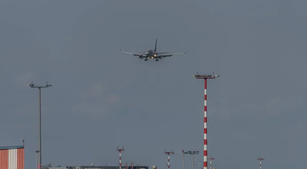 Landing of airplane in capital Prague — Stock Photo, Image