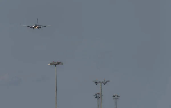 首都プラハで飛行機の着陸 — ストック写真