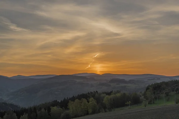 Lever de soleil avec les montagnes Krkonose près du village de Roprachtice — Photo