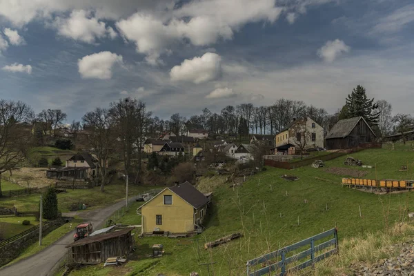 Horni 슬 래 브 카브 마을 근처 Leznice 마을 풍경합니다 — 스톡 사진