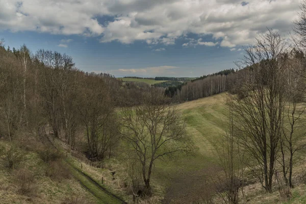 Landschaft in der Nähe der Stadt Horni Slavkov und des Dorfes Leznice — Stockfoto