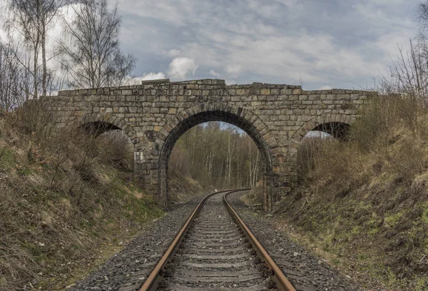 Horni Slavkov 镇附近的铁路轨道桥 — 图库照片