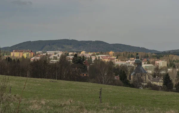 Horni Slavkov ville au jour du printemps — Photo