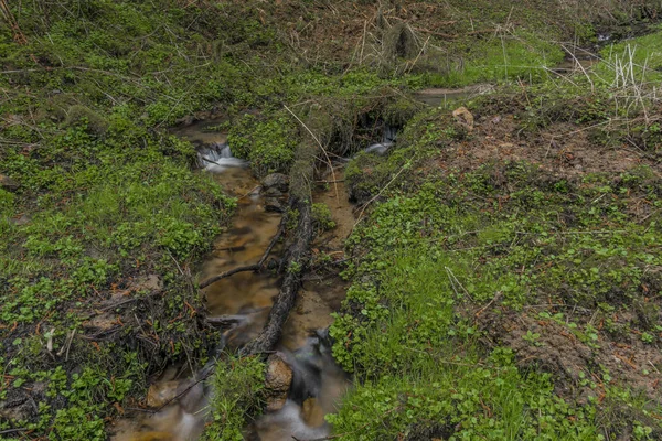 Kleiner Springbach in der Nähe des Dorfes Teplicka — Stockfoto