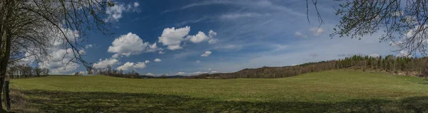 Horni スラフコフ町の近くの牧草地 — ストック写真