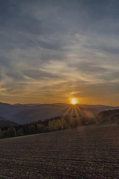 Nascer do sol no campo perto da aldeia de Roprachtice — Fotografia de Stock