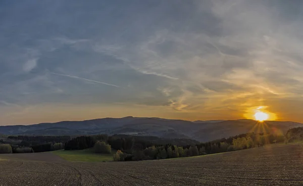 Схід сонця на полі поблизу с. Roprachtice — стокове фото
