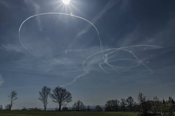 飛行機と太陽の後、雲と空 — ストック写真