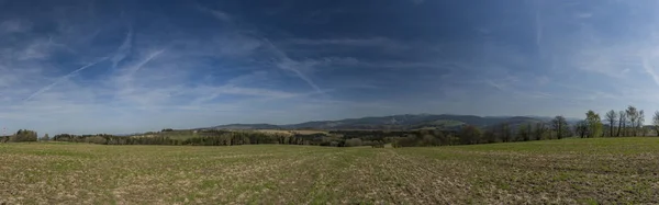 Panorama avec les montagnes de Krkonose au printemps — Photo