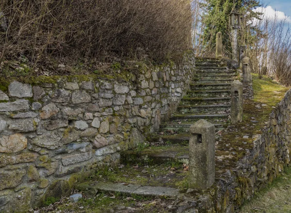 Escaliers anciens près de l'église dans la ville de Horni Slavkov — Photo
