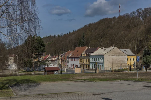 Horni slavkov Stadt mit Platz und Hauptstraße — Stockfoto