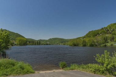 Nehir Labe Sebuzin Köyü yakınındaki Vadisi