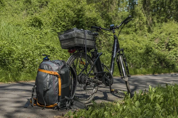 Batohu a kolo na pěšině blízko Litomerického města — Stock fotografie
