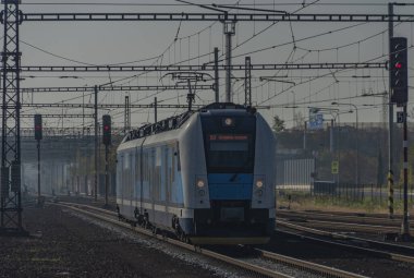 Ostrava Svinov istasyonu yakınlarındaki elektrikli yolcu treni