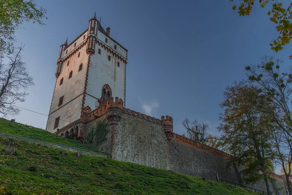 Zamek w miejscowości Hradec nad Moravici jesienią wieczorem — Zdjęcie stockowe
