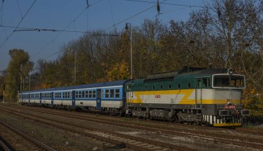 Brno şehrinde sonbahar renk gününde Kralovo Pole istasyonunda yolcu trenleri