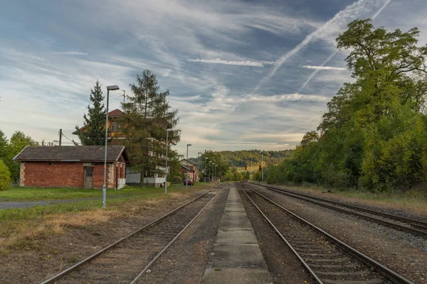 Gamla röda byggnaden av Besiny station med järnväg i höst kväll — Stockfoto