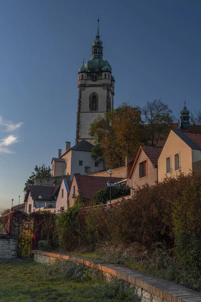 Castillo de la iglesia y casas antiguas en el casco antiguo de Melnik en el centro de Bohemia con puesta de sol —  Fotos de Stock