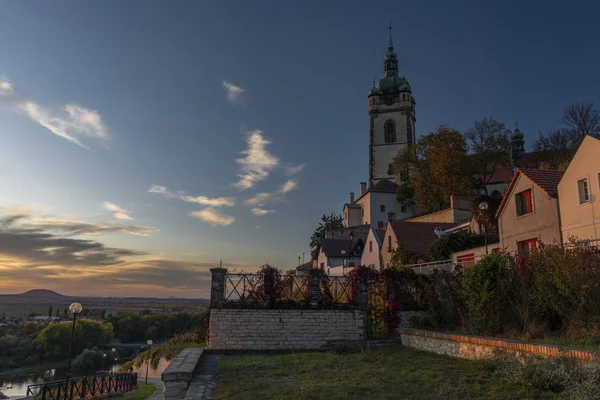 Zamek kościelny i stare domy na Starym Mieście Melnik w środkowych Czechach z zachodem słońca — Zdjęcie stockowe