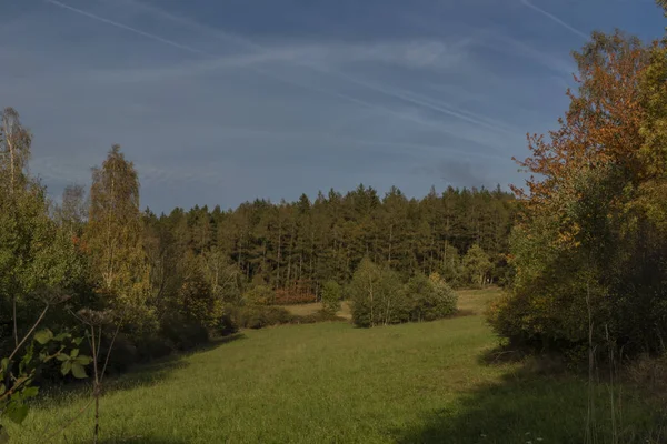 Felder Weideland und Wiesen im Sonnenuntergang Abend in der Nähe besiny Dorf — Stockfoto