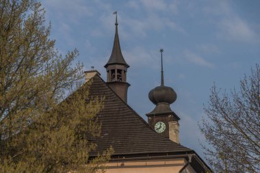 Bahar sabahı Valasske Klobouky kasabasında eski binalar.