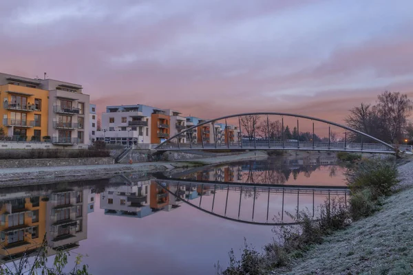 Edifícios públicos modernos na ensolarada manhã fria de outono na cidade de Ceske Budejovice — Fotografia de Stock