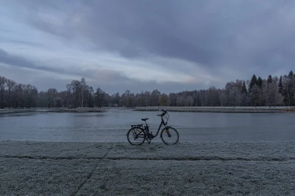 Czarny rower elektryczny w pobliżu stawu w ogrodzie Stromovka w mieście Budweis — Zdjęcie stockowe