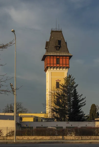 Güneşli, soğuk bir sonbahar sabahı Ceske Budejovice kasabasında eski su kulesi. — Stok fotoğraf