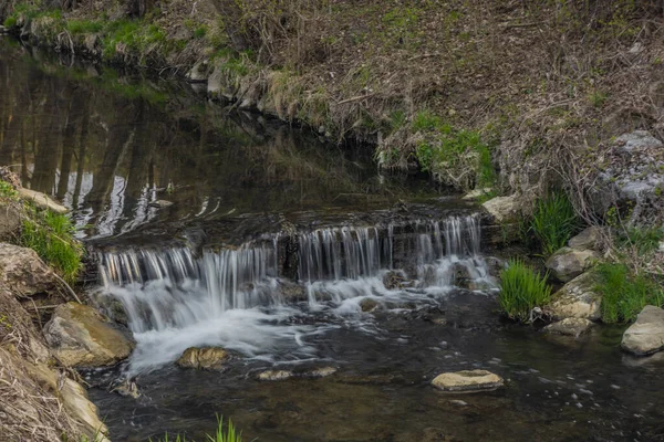 Brumovka folyó kis Weir közelében Valasske Klobouky város tavasszal reggel — Stock Fotó