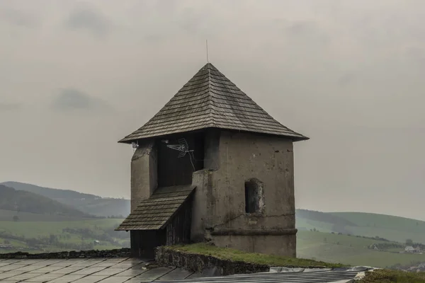 Moravya 'da bahar bulutlu bir günde Brumov kalesinde kule — Stok fotoğraf