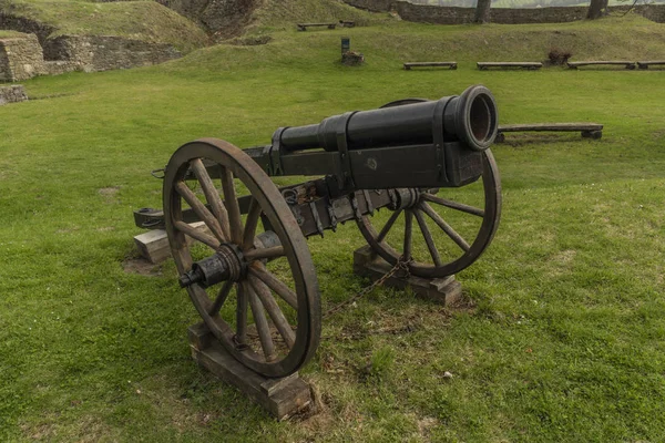 Brumov城堡绿草上有石墙的大炮 — 图库照片