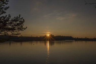 Rouda ve Olesnicky novy göleti kış akşamları gün batımında