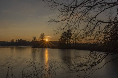 Rouda ve Olesnicky novy göleti kış akşamları gün batımında