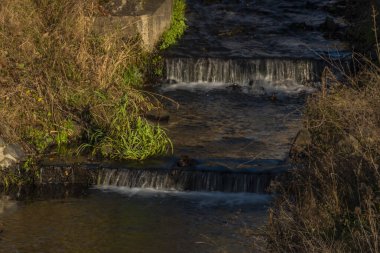 Kış sabahı Perstejn köyündeki Hucivy Deresi ve Ohre Nehri 'nin birleşimi